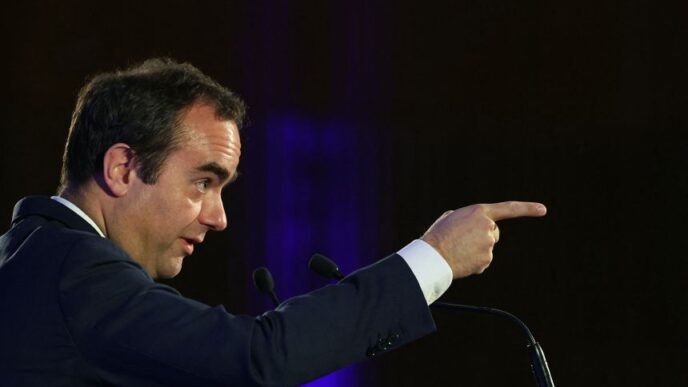 Macron (News Central TV)