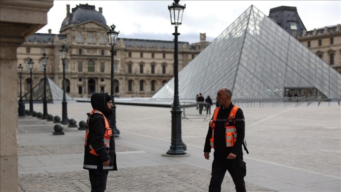 Louvre (News Central TV)