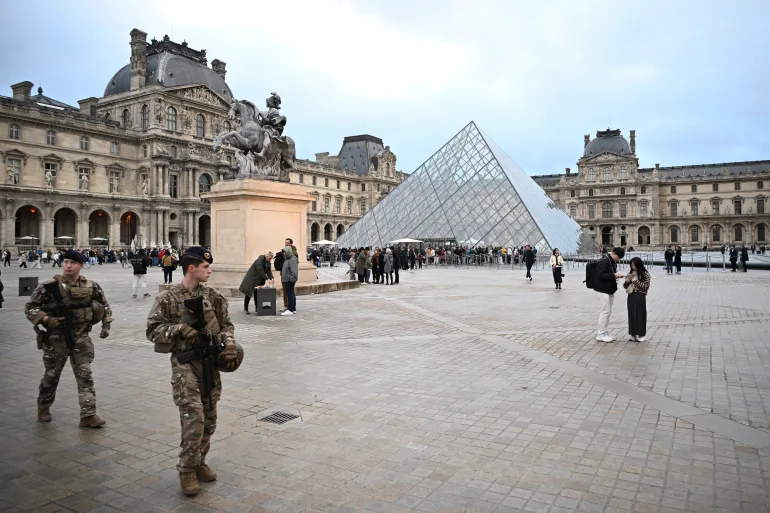 Louvre (News Central TV)