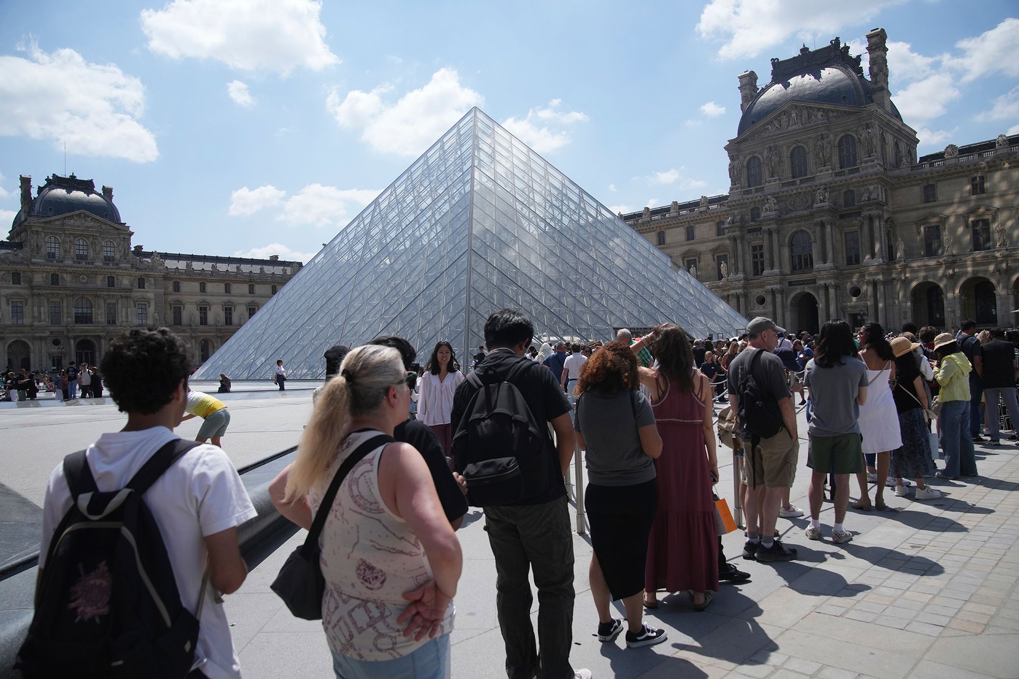 Louvre (News Central TV)