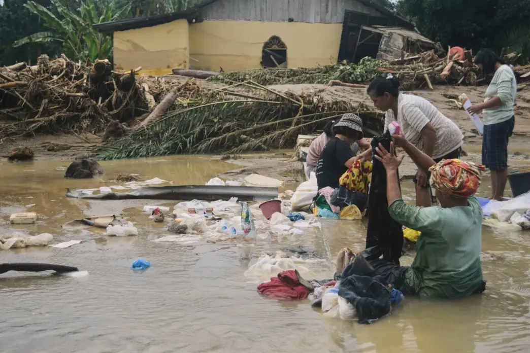 Indonesians Battle Food, Power Shortages After Floods