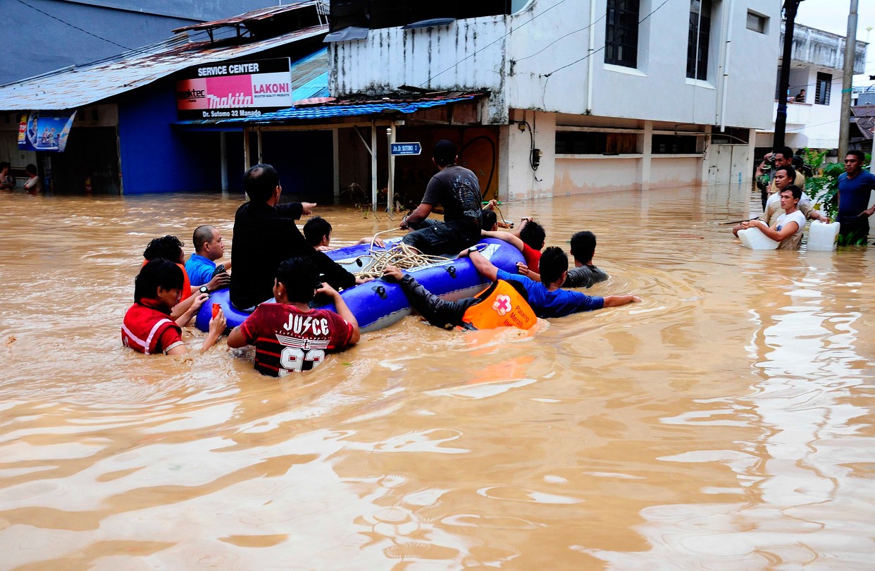 Indonesians Battle Food, Power Shortages After Floods
