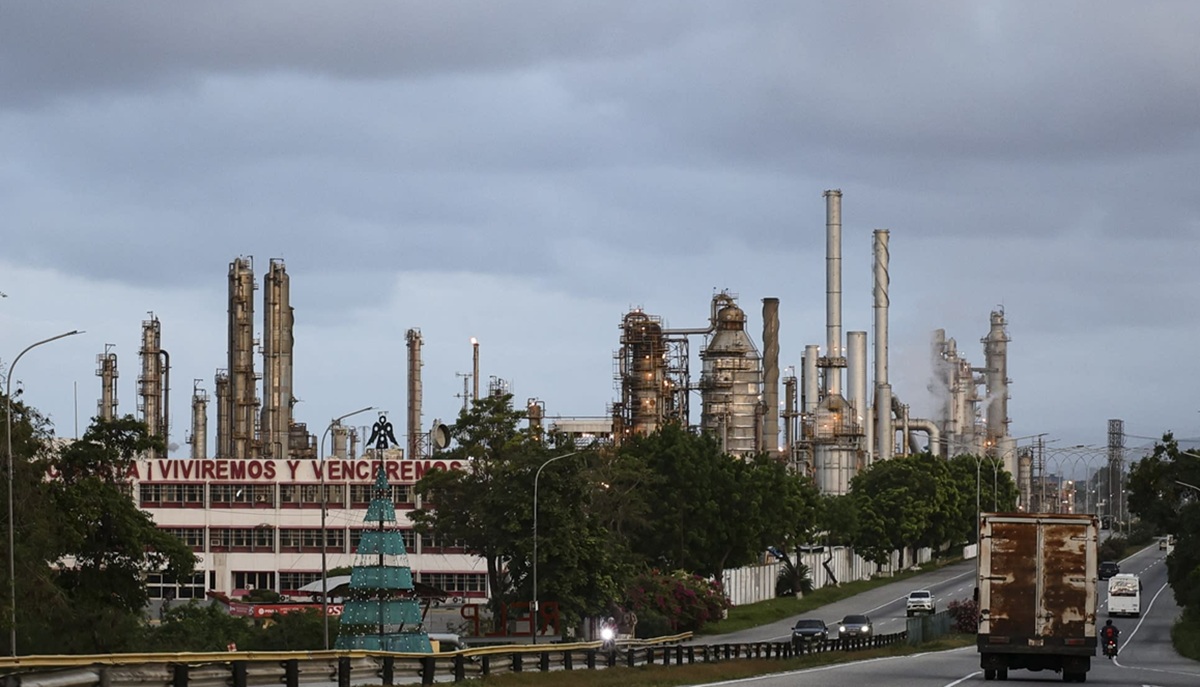 Venezuela Moves to Open Oil Sector to Private Investors