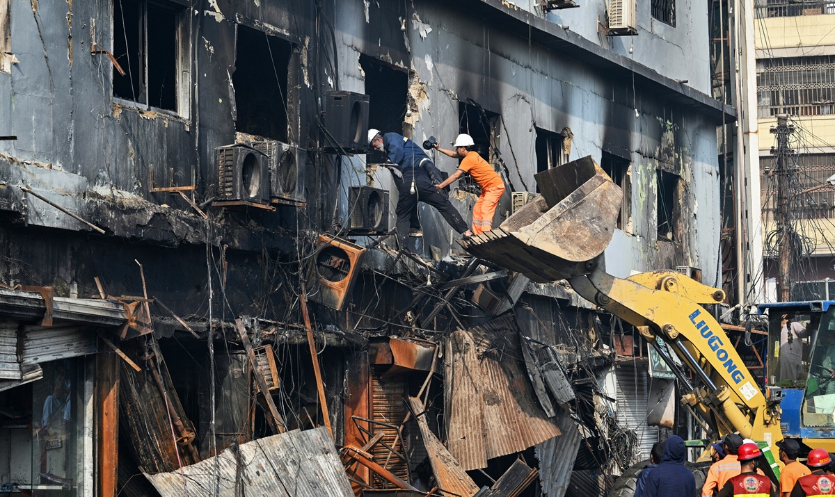 Fire at Pakistan Mall Claims 21 Lives