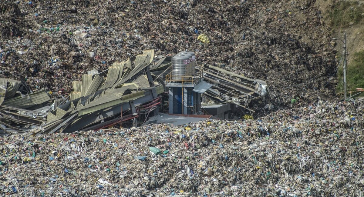 Philippine Dump Site Collapse Kills Two