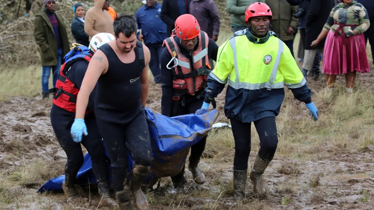 Floods in South Africa kill 10