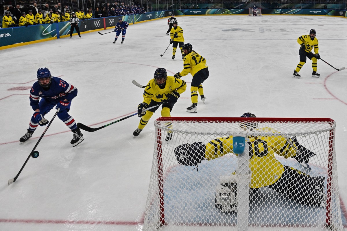 USA Cruise Past Sweden 5–0 to Reach Final