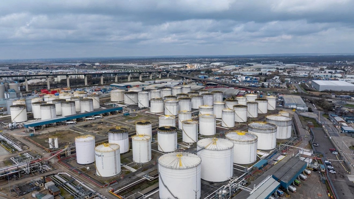 Oil Tops $100 as Iran Threatens to Block Strait of Hormuz