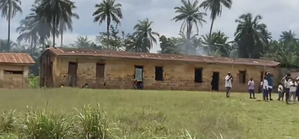 Imo Schoolchildren Learn in Crumbling Mud Structure (News Central TV)