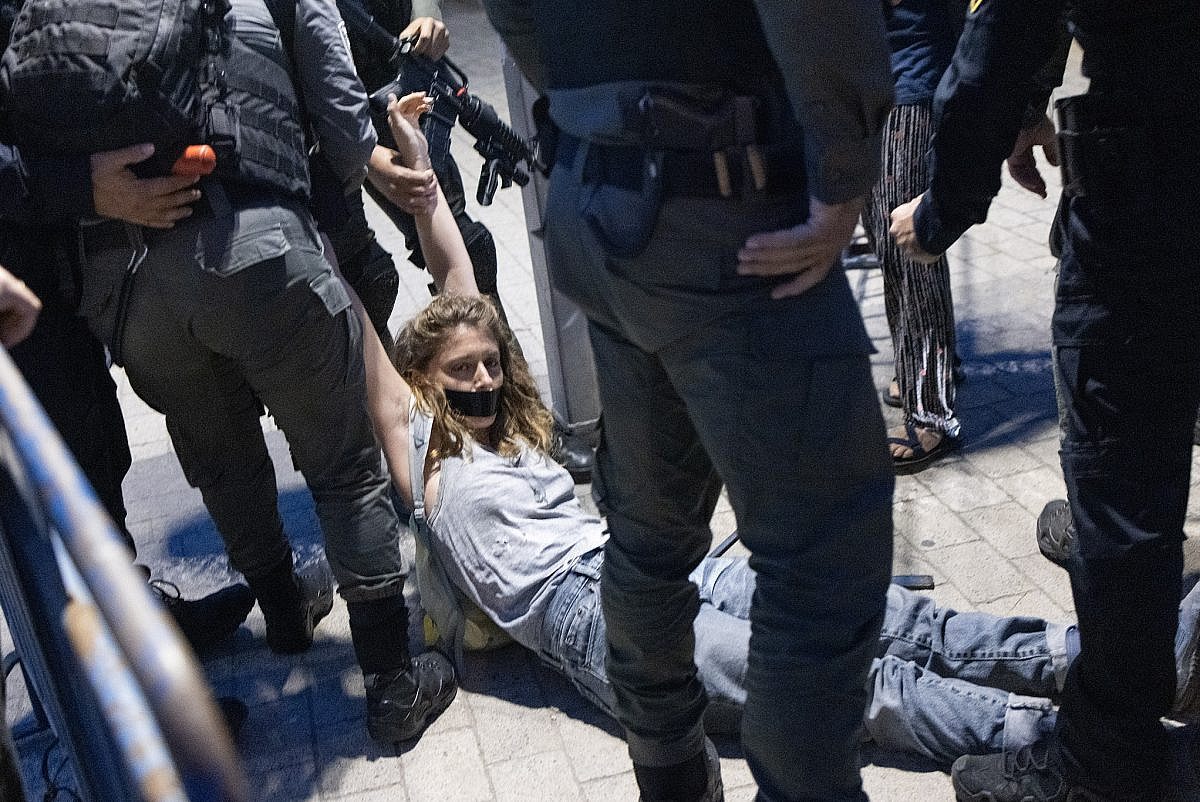 Israeli Police Disperse Tel Aviv Anti-War Protests