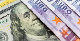 Dollar Holds Steady, Euro Slips as Energy Prices Surge