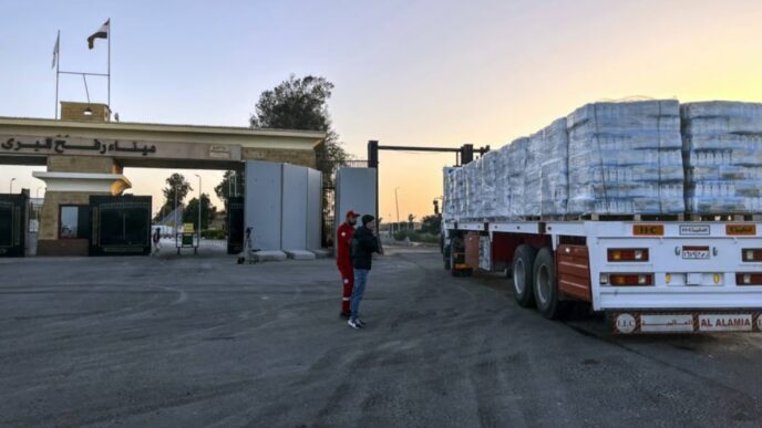 Aid Trucks Resume Crossing Egypt-Gaza Border