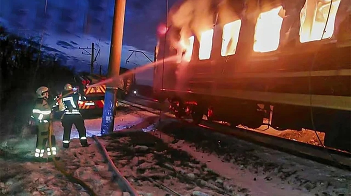 Russia Strikes Kill Six, Hit Passenger Train in Ukraine