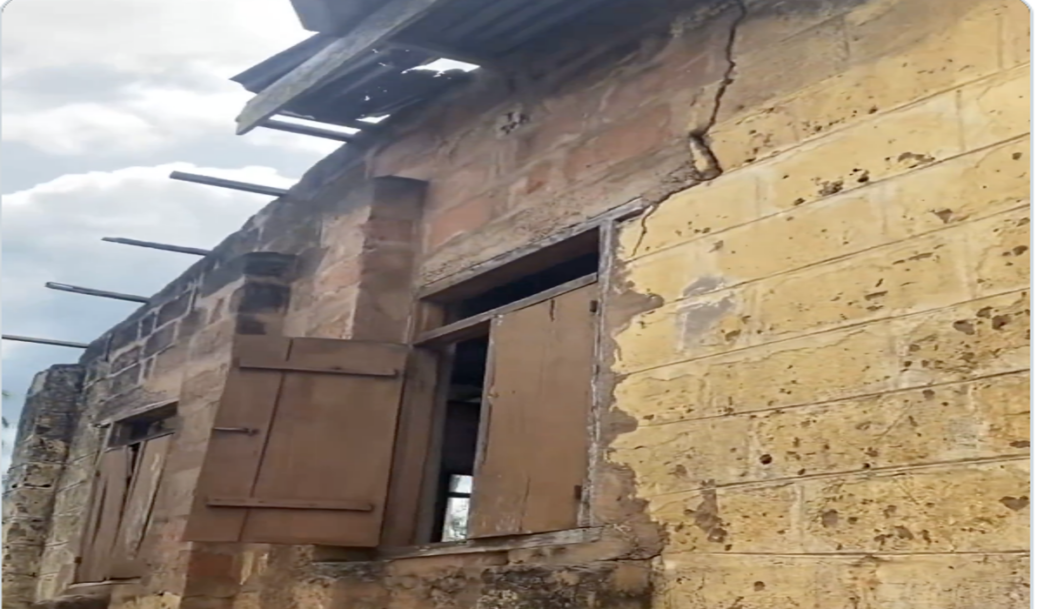 Imo Schoolchildren Learn in Crumbling Mud Structure (News Central TV)