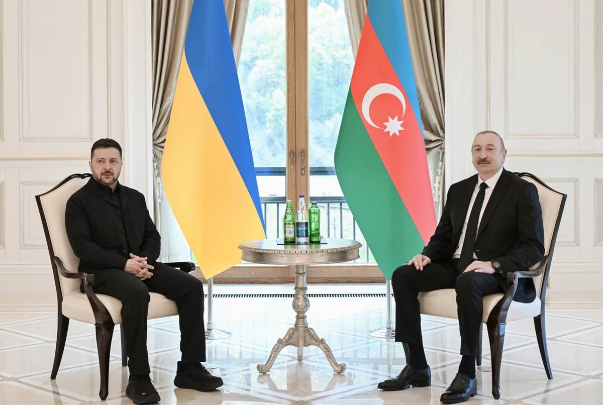 President Volodymyr Zelensky and Azerbaijani President Ilham Aliyev on April 25.