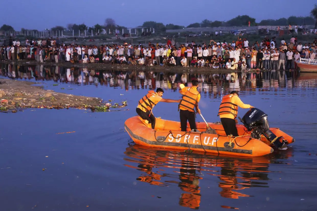 Boat Capsize Kills 10 in India