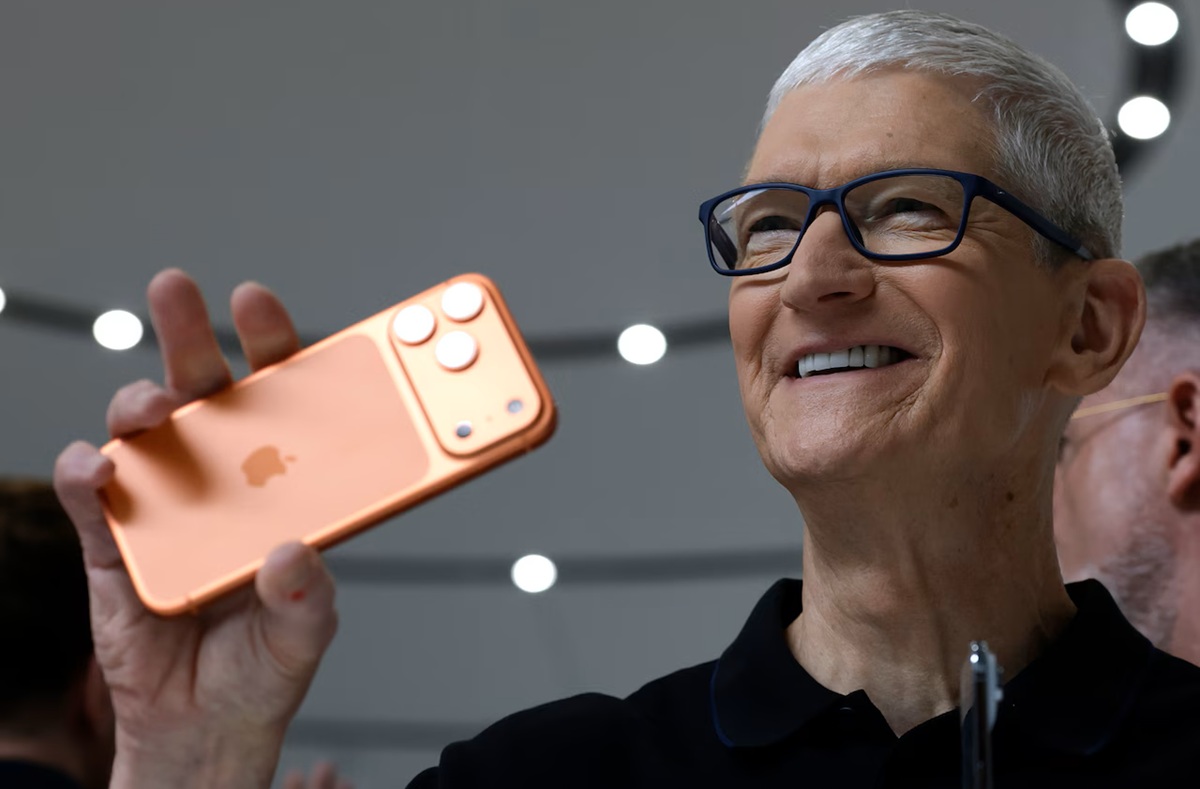 Apple's Tim Cook to Step Down as CEO in September