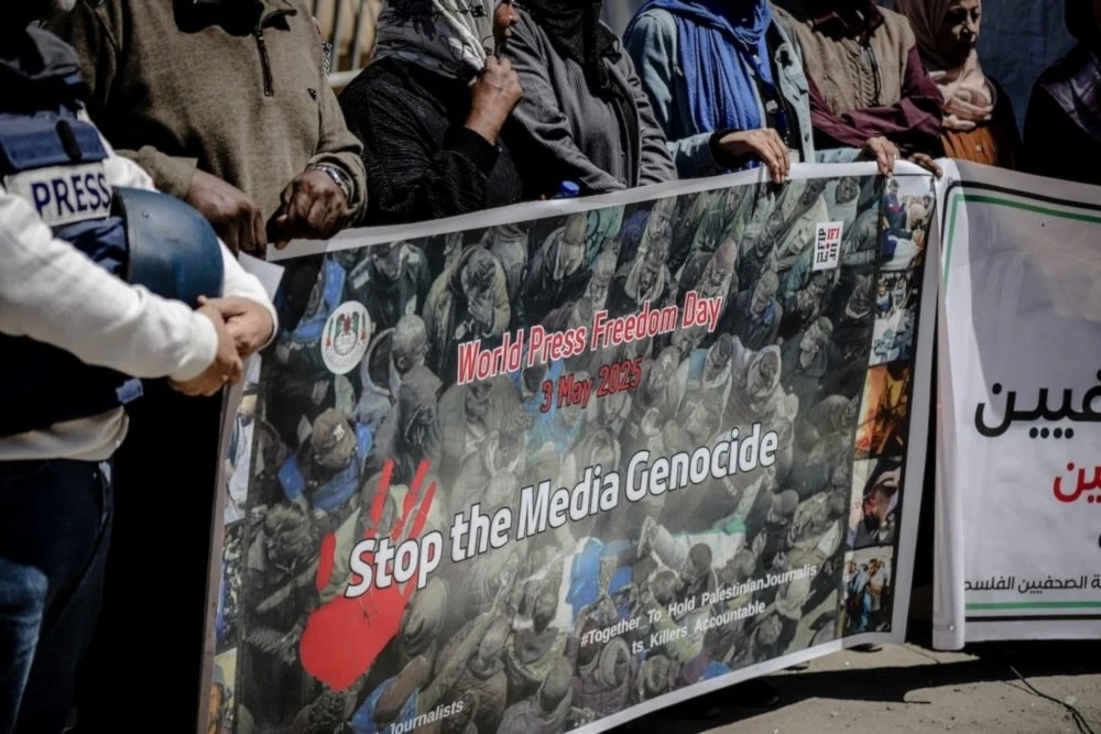 Journalists and media workers hold banners condemning the attacks on journalists, during a World Press Freedom Day gathering in Gaza City, May 4, 2025. 