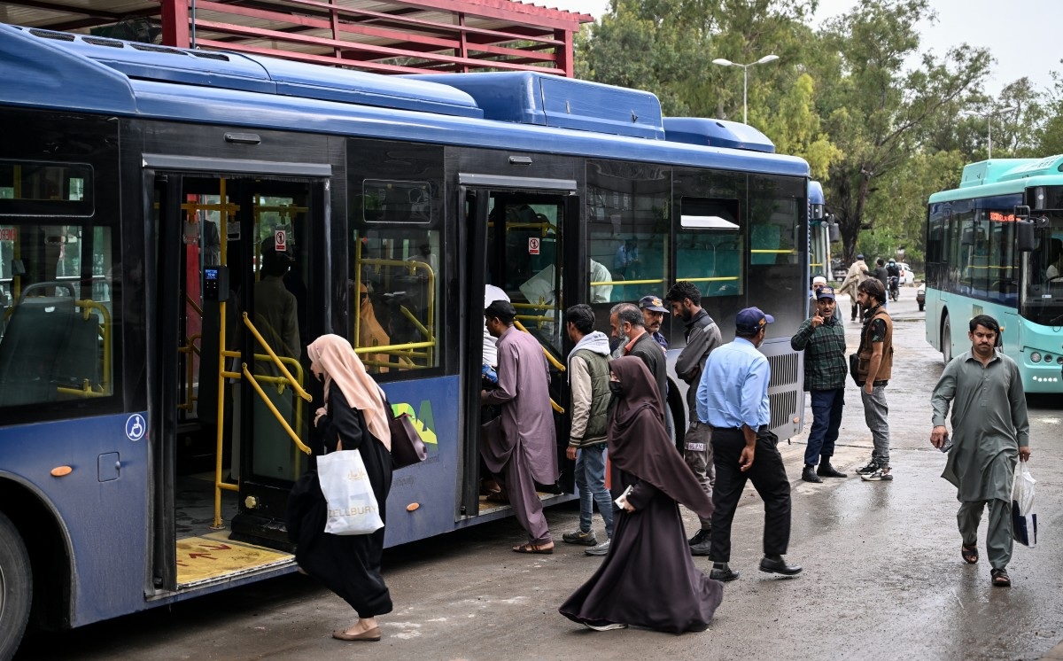 Pakistan Announces Free Transport as Energy Crisis Heightens