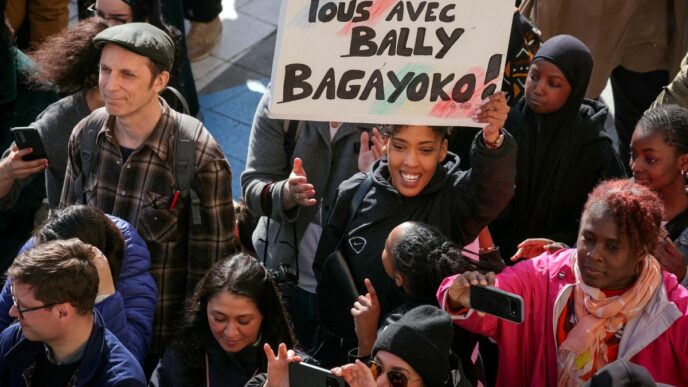 Thousands Rally in Paris Against Racism To Defend Mayor