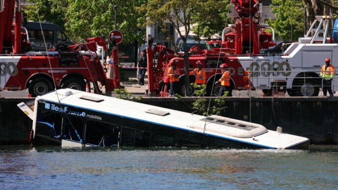 Four Rescued After Bus Plunges into River Near Paris