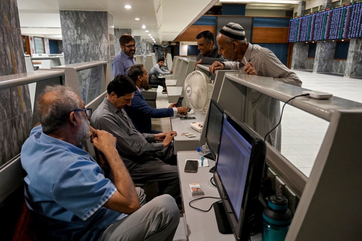 Global Stocks Surge as Oil Dips on War Hopes