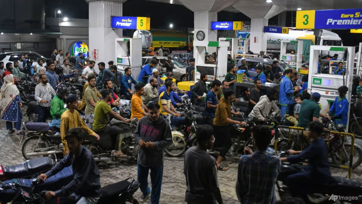 Pakistan Announces Power Cuts to Curb Energy Costs