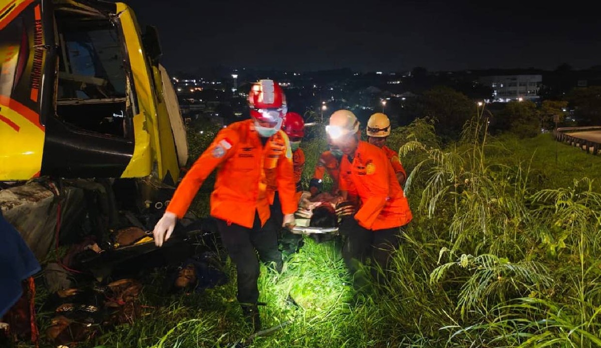 Bus-Tanker Crash Kills 16 in Indonesia