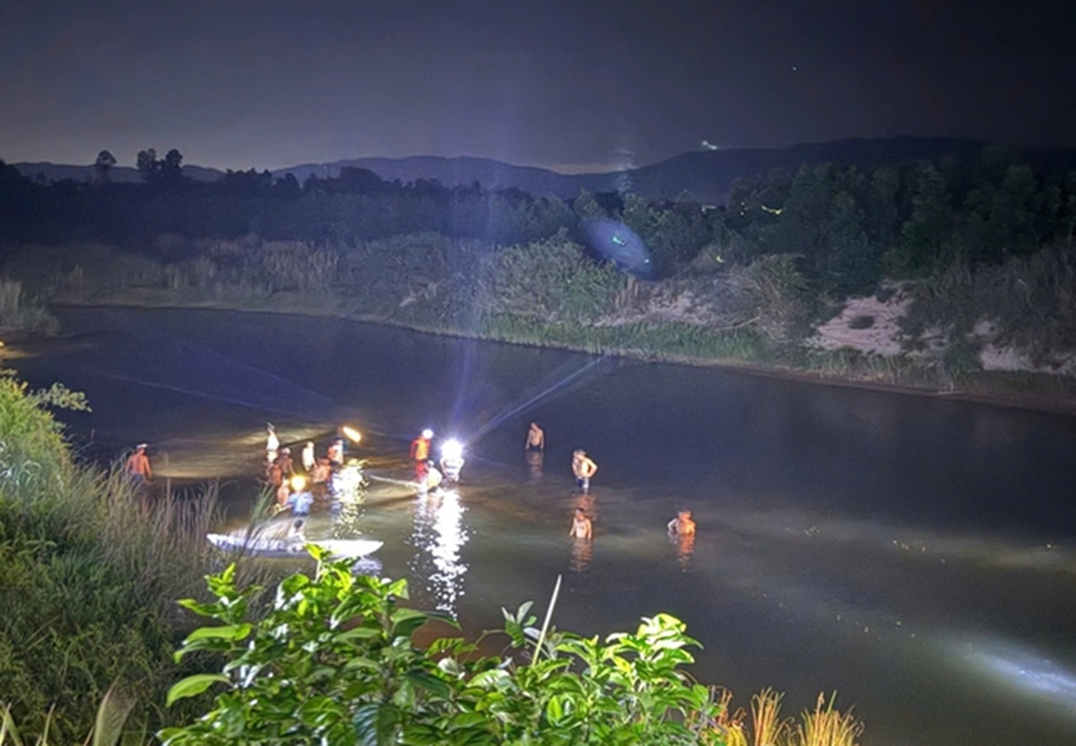 Five Students Drown in Vietnam River