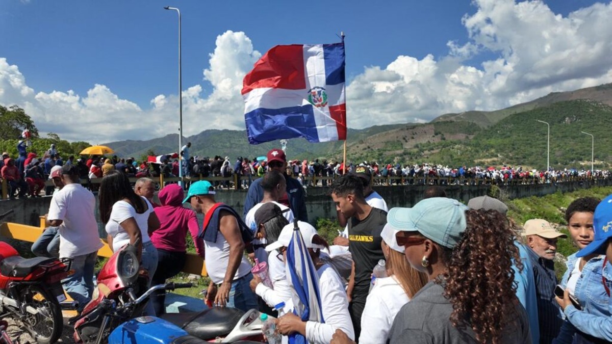 Crowd arrives at Sabaneta dam in march against mining