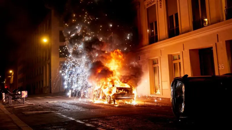 PSG Victory Celebration Turns Chaotic in Paris (NewsCentral TV)