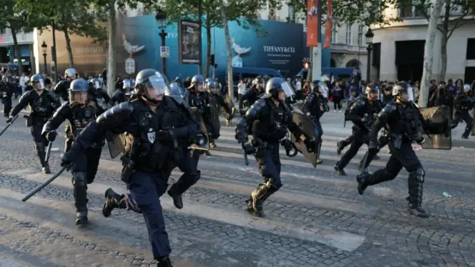 PSG Victory Celebration Turns Chaotic in Paris (NewsCentral TV)