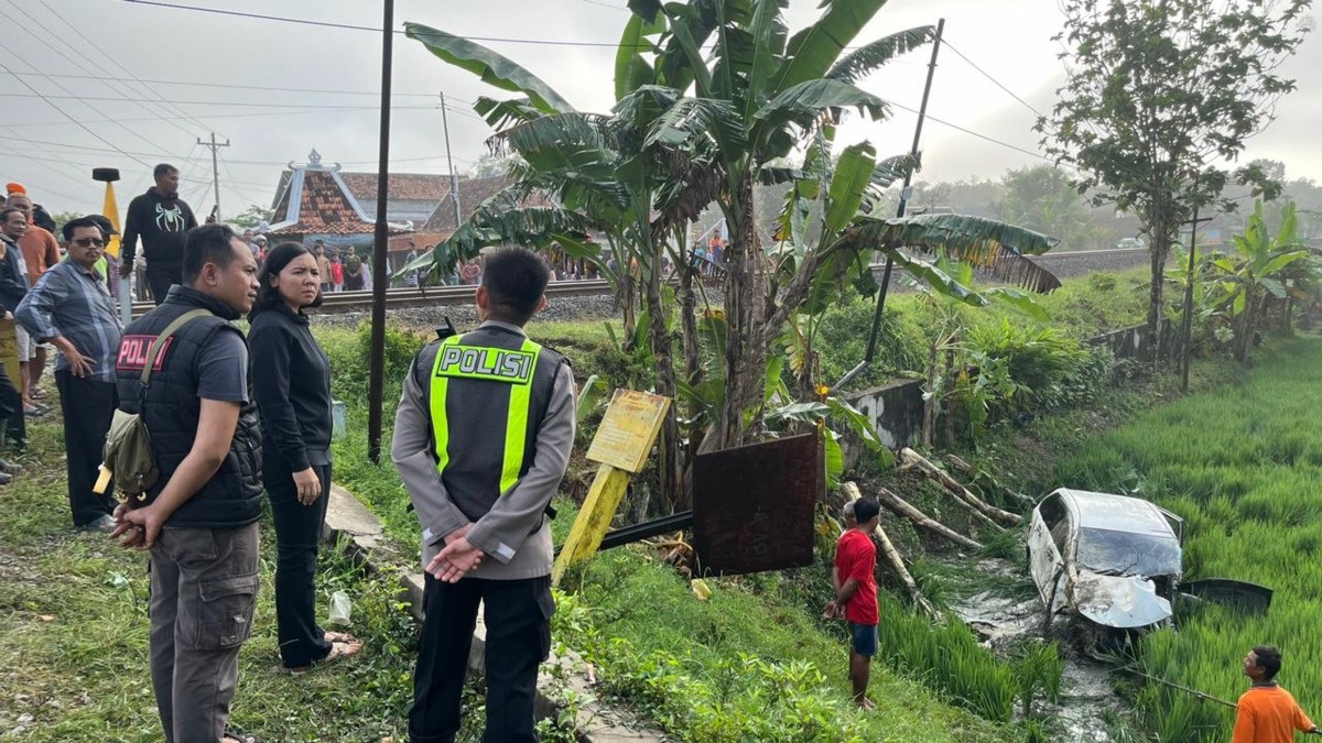 Train Crash in Indonesia Kills Four