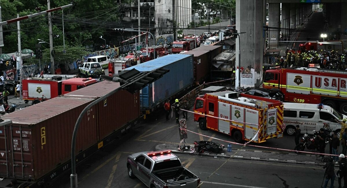 Train-Bus Collision Kills Eight in Bangkok