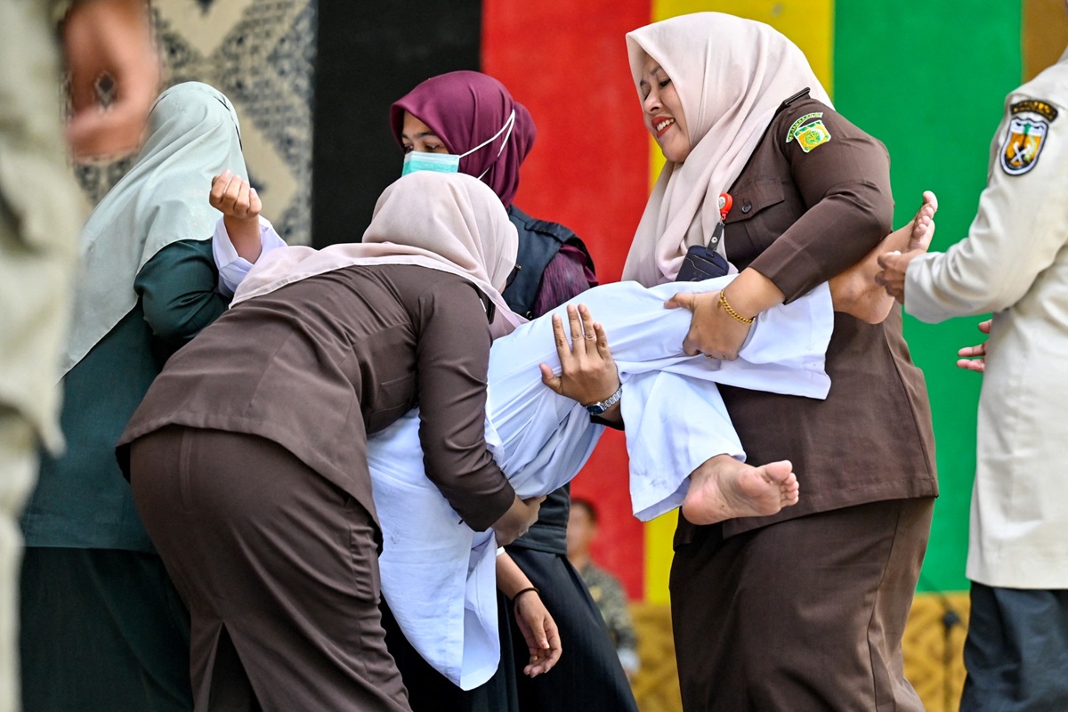 Four Flogged for Sex Outside Marriage in Indonesia