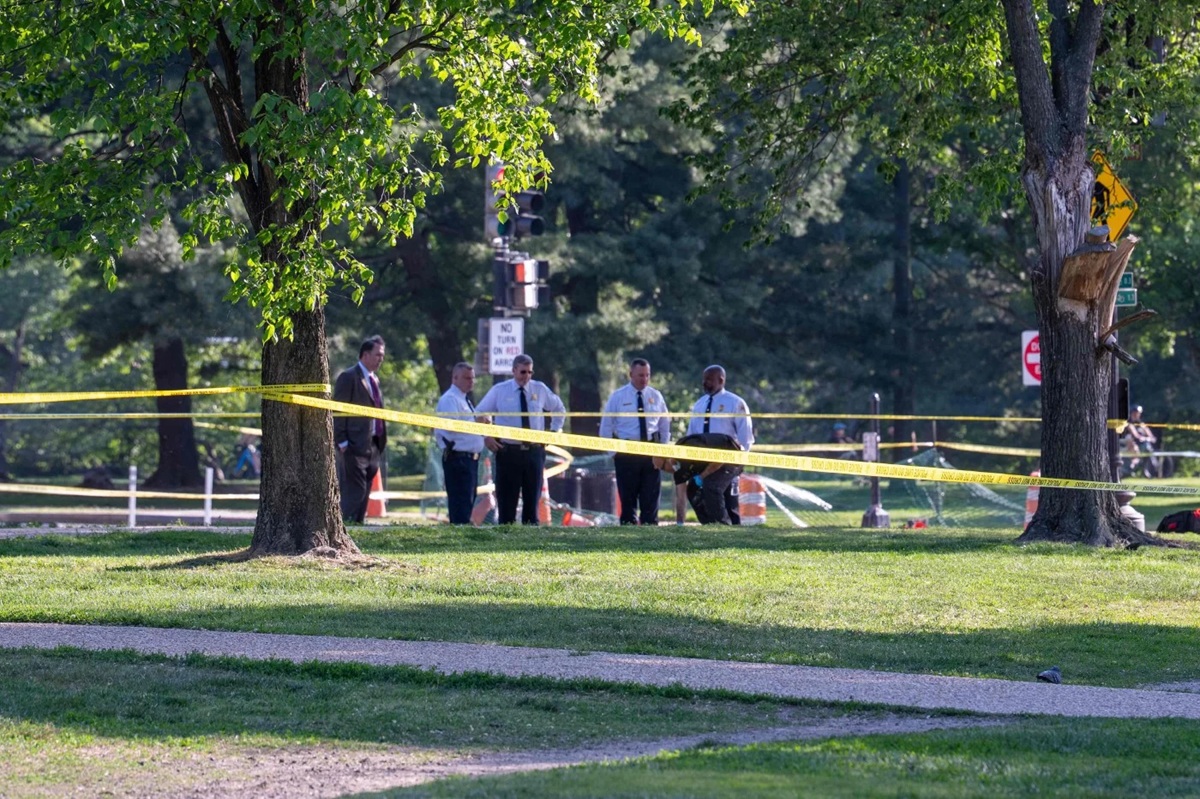 Police officials inspect the crime scene following an exchange of gunfire by the US Secret Service and a gunman on the National Mall in Washington. -AFP 