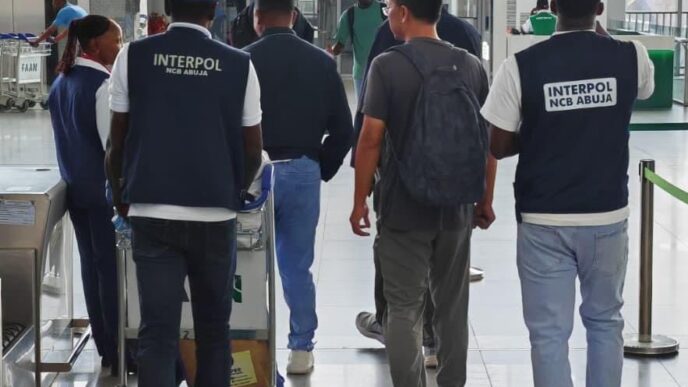 Nigeria Repatriates $245 Million Ponzi Suspect to China