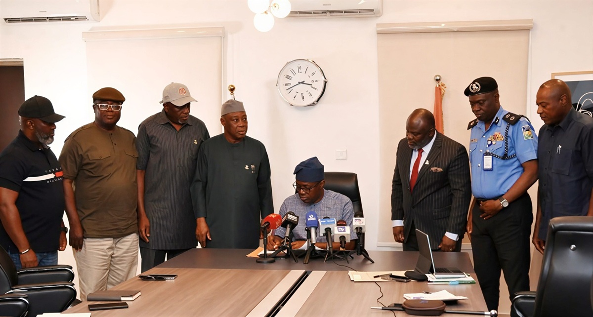 Oyo-State-Governor-Seyi-Makinde-signing-the-Executive-Order-to-regulate-local-security-groups-in-O (1)