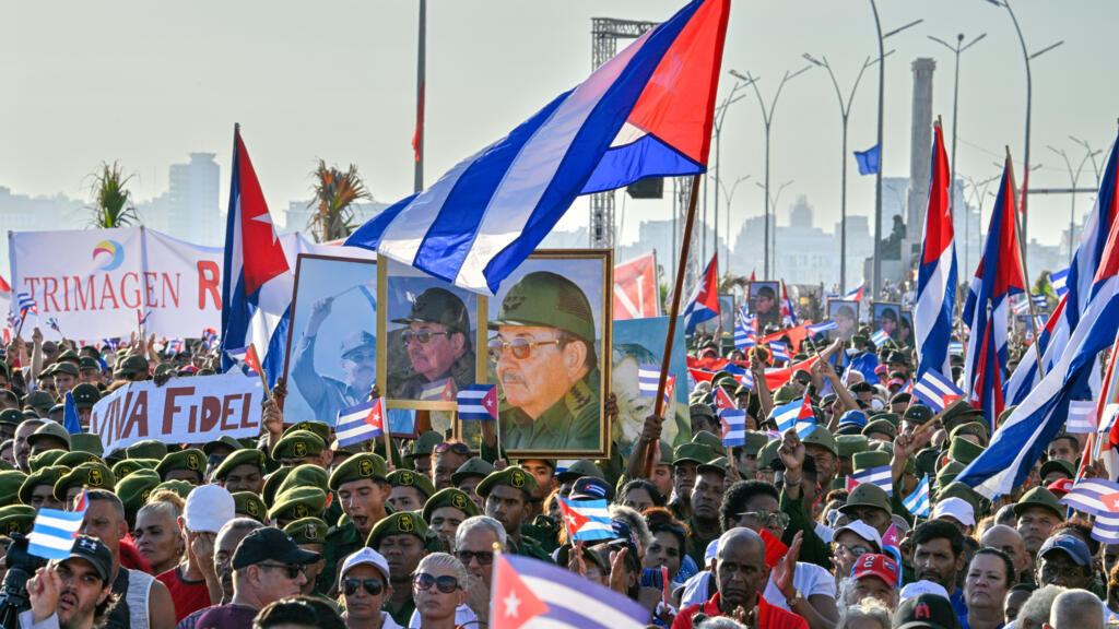 Castro Supporters Rally Outside US Embassy (NewsCentral TV)