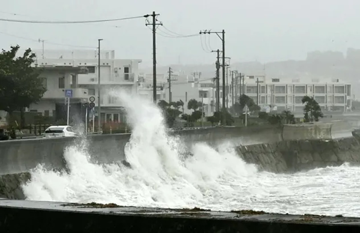 Tropical Storm Injures Nine, Cuts Power in Japan