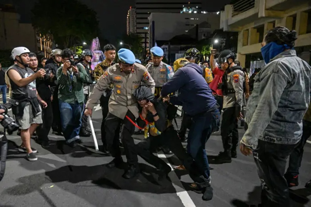 Indonesian Police Arrest Dozens in Anti-Government Protest