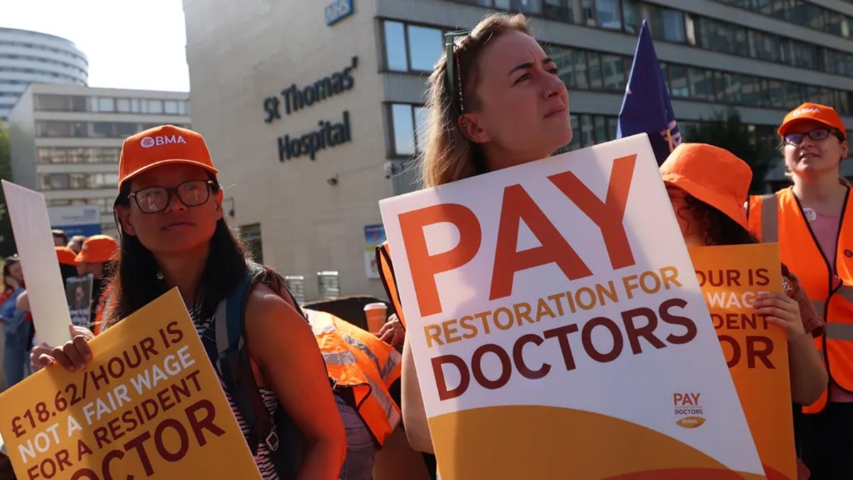 Doctors in England Accept Pay Deal to End Strikes