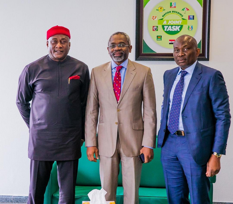 L-R: Chairman of Air Peace Airline, Chief Allen Onyema, Speaker of the House Gbajabiamila and Hon Ndudi Elumelu [Twitter/@femigbaja]