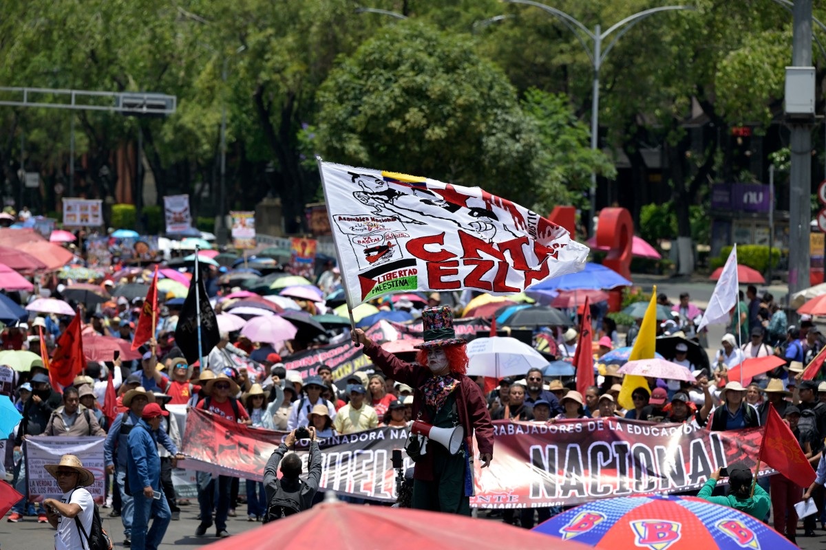 Police Tear-Gas Teachers’ Protest in Mexico