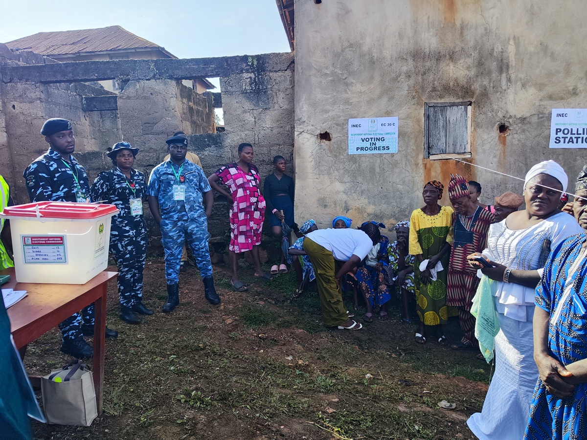Voters at Pu 1, ward 9 OKERUKU, Ikere-Ekiti. Credit: News Central TV.