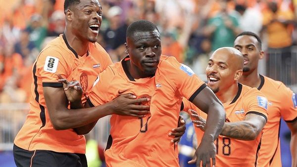 Netherlands Thrash Sweden 5-1 in World Cup (NewsCentral TV)