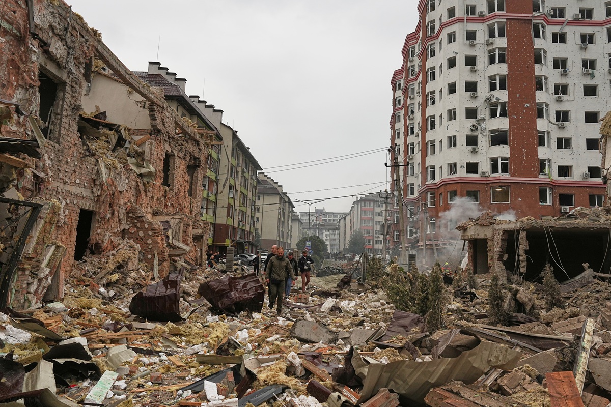 Russian Strikes Kill Four, Injure Over 30 in Ukraine