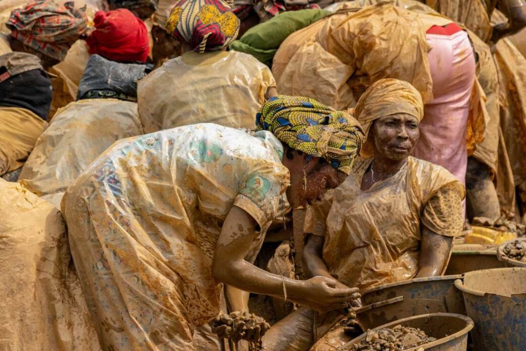 Gold Mining Continues Despite Ebola Fears in DR Congo(NewsCentral TV)