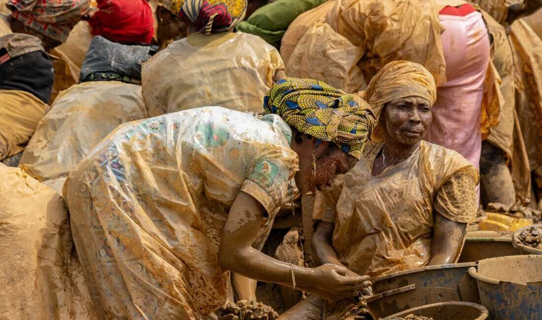 Gold Mining Continues Despite Ebola Fears in DR Congo(NewsCentral TV)