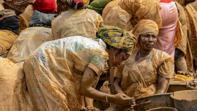 Gold Mining Continues Despite Ebola Fears in DR Congo(NewsCentral TV)